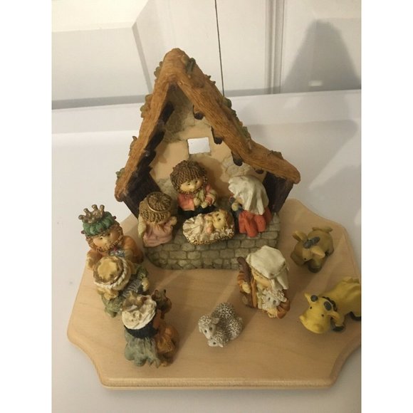 11 Piece Ceramic Christmas Nativity Scene w/Wood Crèche - Picture 1 of 12
